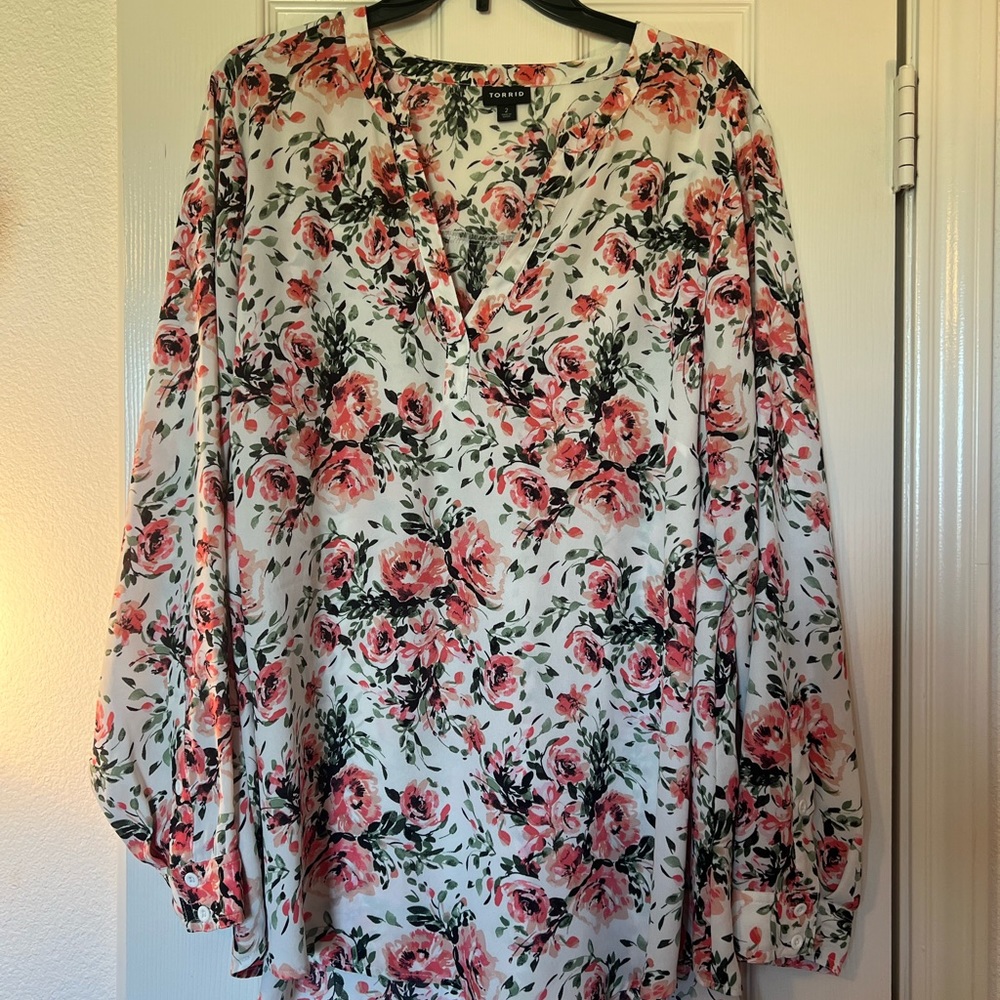 Torrid Split Front Blouse - Georgette Floral White. Size 2